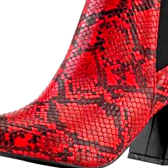 QUPID Red Hot Snakeskin Chunky 2.5” Heel Ankle Boots Size 8.5 Fireside Footwear - Picture 11 of 16